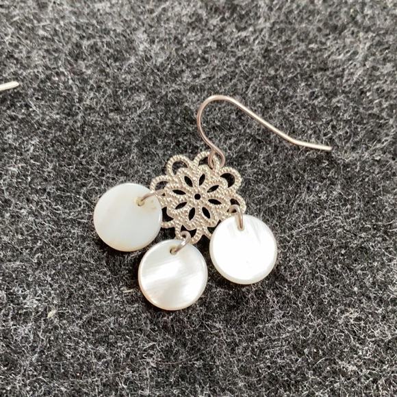 🌟Free🌟 Silver color mother of pearl circular decoration dangle earrings - Picture 3 of 5